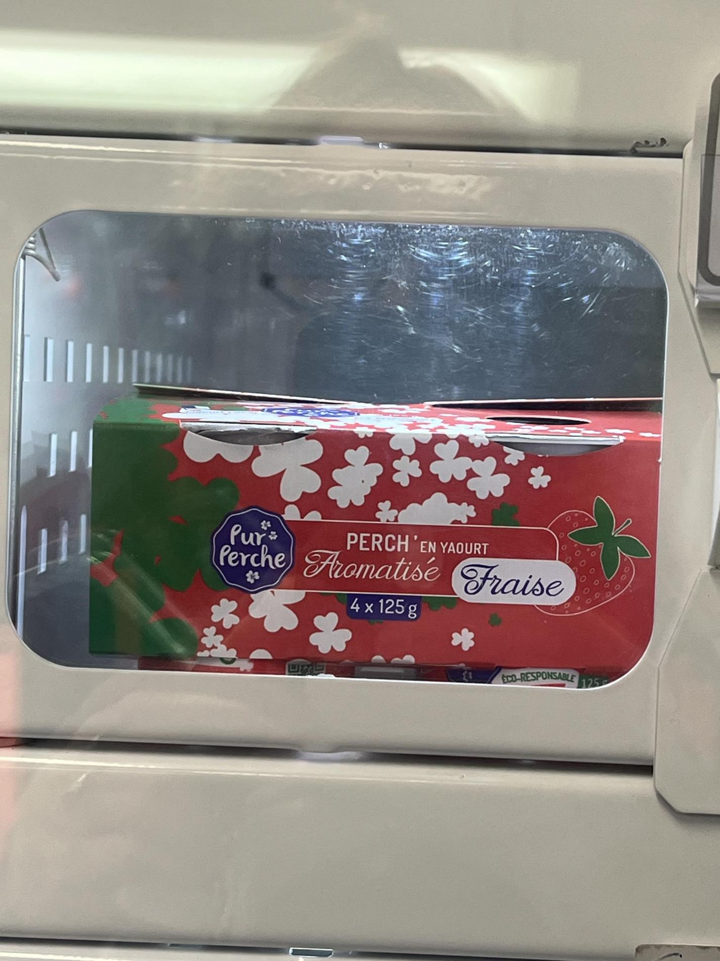 YAOURTS AROMATISES A LA FRAISE